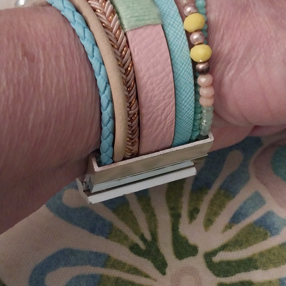 2746 Plunder Magnetic Seven Strand Bracelet - Picture 2 of 8